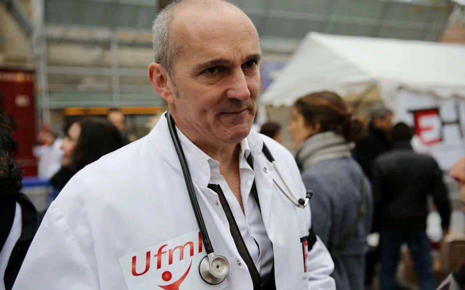 Étranglement, menaces de mort, insultes… Les médecins nous racontent les violences qu’ils subissent