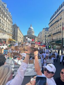 Manifestation des médecins contre la loi Garot à Paris 29 avril 2025
